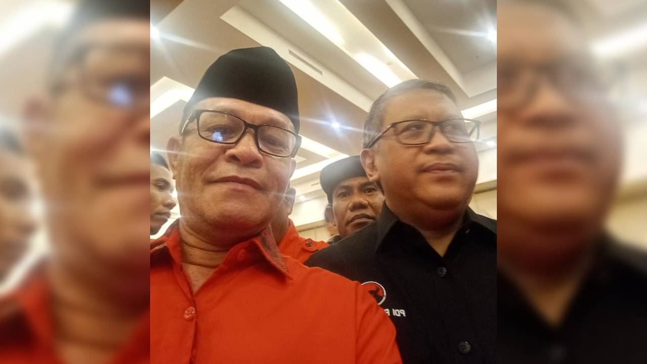 Tokoh masyarakat Muna Barat, Abdul Latif Boi bersama Sekretaris Jenderal PDIP Hasto Kristiyanto. Foto: Ist.