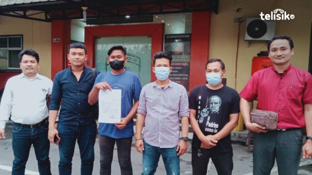 Korban penganiayaan (memegang surat) ketika berada di Mapolrestabes Medan didampingi tim kuasa hukumnya. Foto: Reza Fahlefy/Telisik