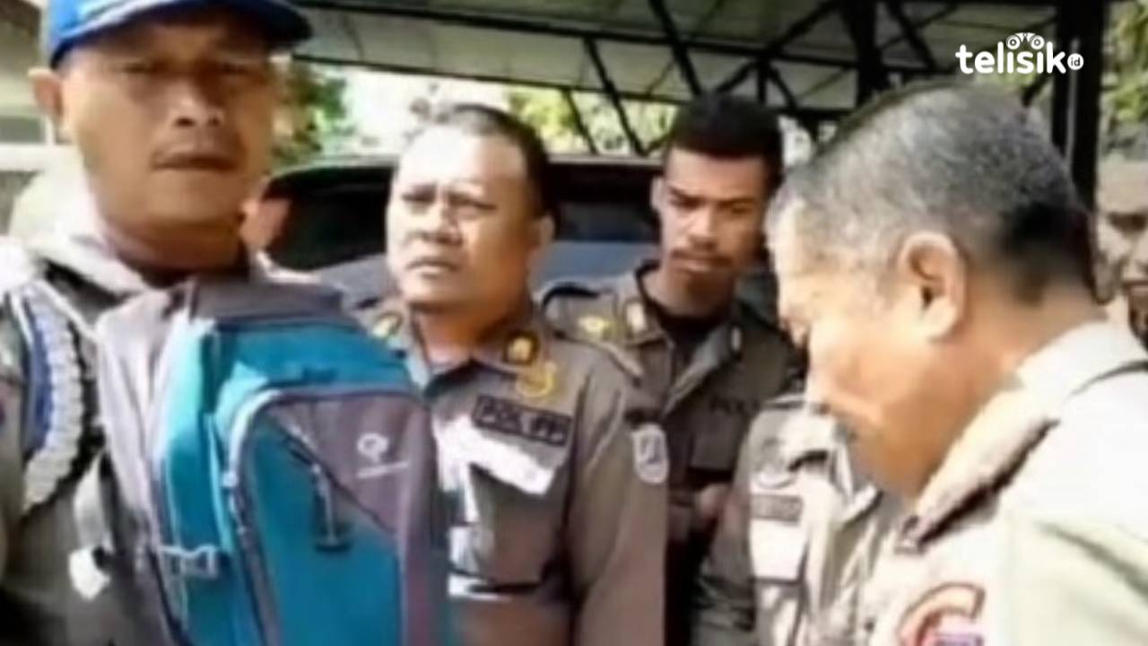 Anggota Satpol PP saat mempertanyakan pendataan di portal BKN ke Kasat, Bahtiar Baratu. Foto : Sunaryo/Telisik
