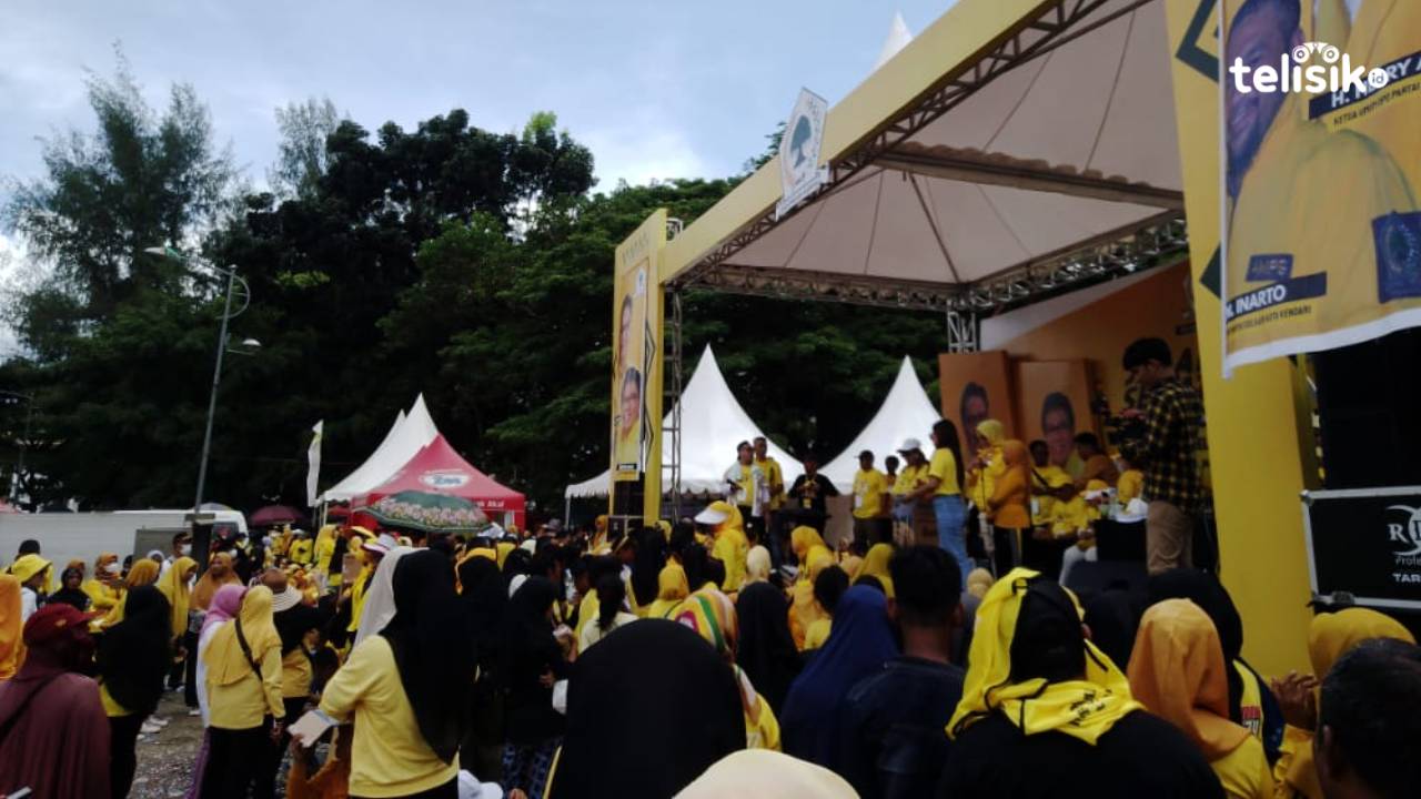 Antusiasme peserta jalan santai HUT Golkar yang didominasi oleh masyarakat yang tergiur hadiah yang ditawarkan. Foto: Nur Khumairah/Telisik