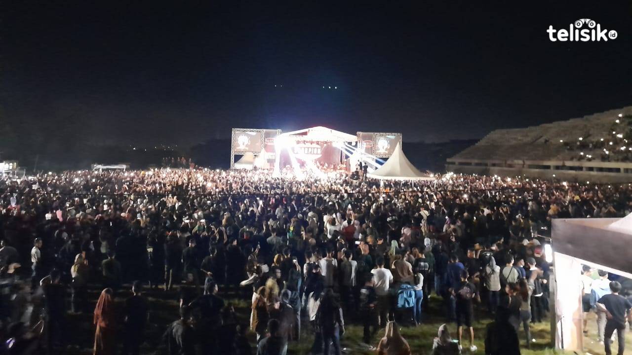 Ribuan warga memadati Stadion Lakidende Kota Kendari, menyaksikan konser scorpion spirit grup band Tipe-X. Foto: La Ode Andi Rahmat/Telisik