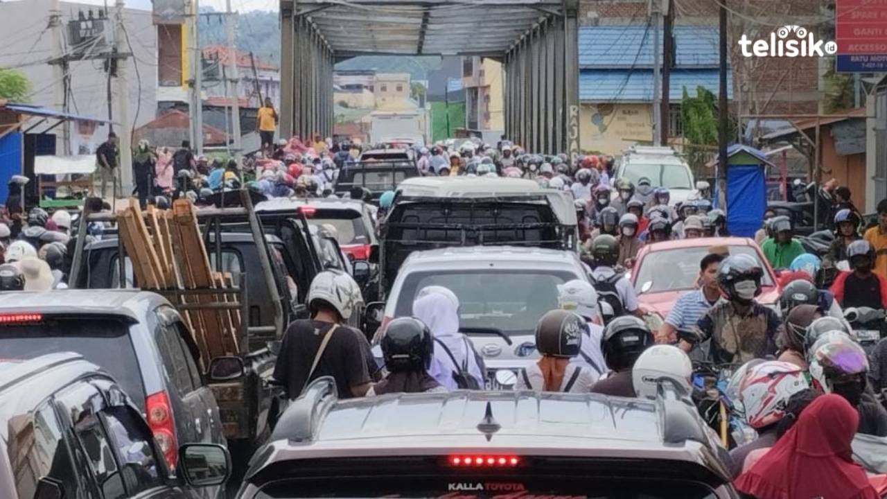 Suasana macet yang terjadi di Jalan Bataraguru, Jembatan Tengah, saat pelaksanaan gerak jalan dalam rangka HUT Kota Baubau ke-21. Foto: Dheny/Telisik