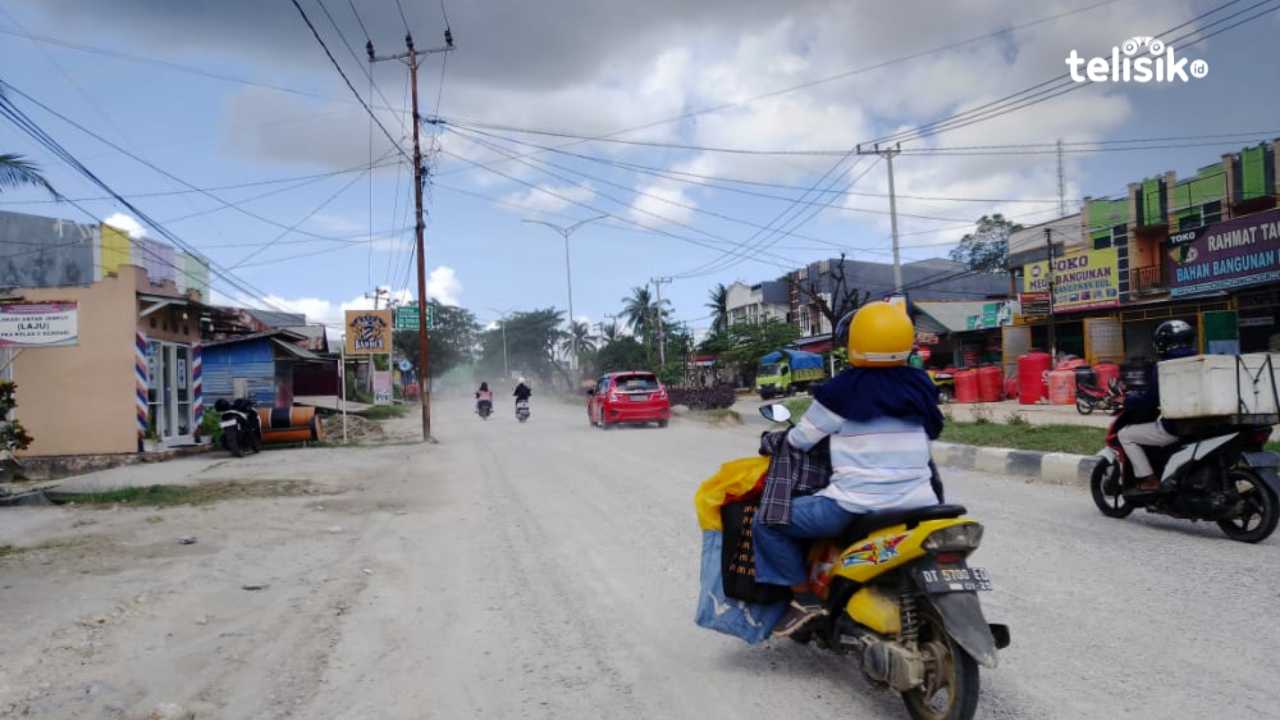Kondisi Jalan Mayjen Katamso, Kelurahan Baruga, Kecamatan Baruga menuju arah Bundaran Adibahasa. Foto: Nur Khumairah/Telisik