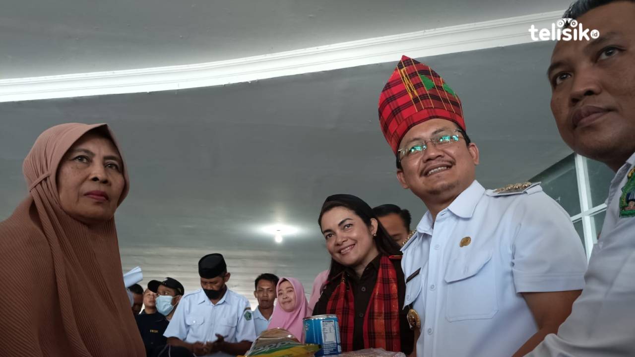 Pj Bupati Kolaka Utara, Parinringi, bersama Kajari Kolaka Utara, Hendrina Malo dan Kadis Sosial, Saenal Ahmad menyerahkan secara simbolis paket kebutuhan pokok kepada warga Kecamatan Lasusua, di Aulah Masjid Agung Lasusua. Foto: Muh. Risal H/Telisik