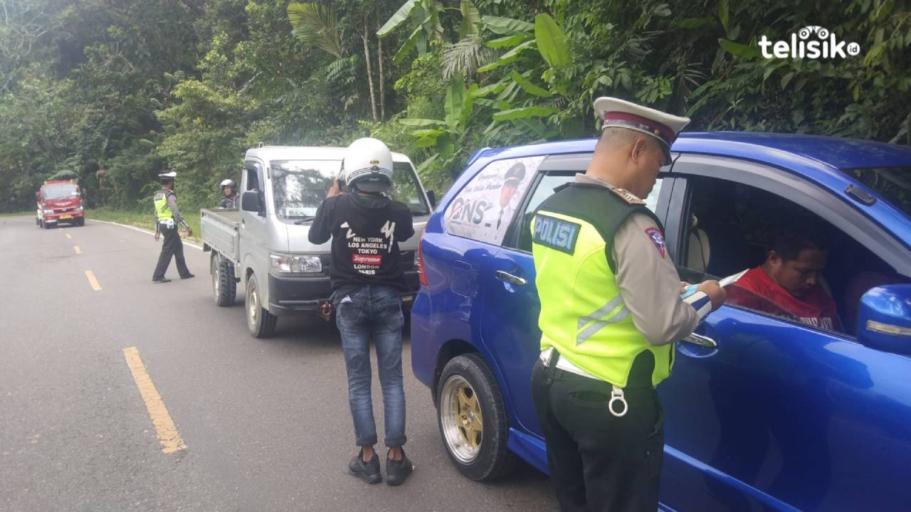 Pemeriksaan surat-surat kendaraan saat operasi gabungan taat pajak dari UPTD Samsat Kabupaten Kolaka Timur bersama Satlantas Polres Kolaka Timur. Foto:Sigit Purnomo/Telisik