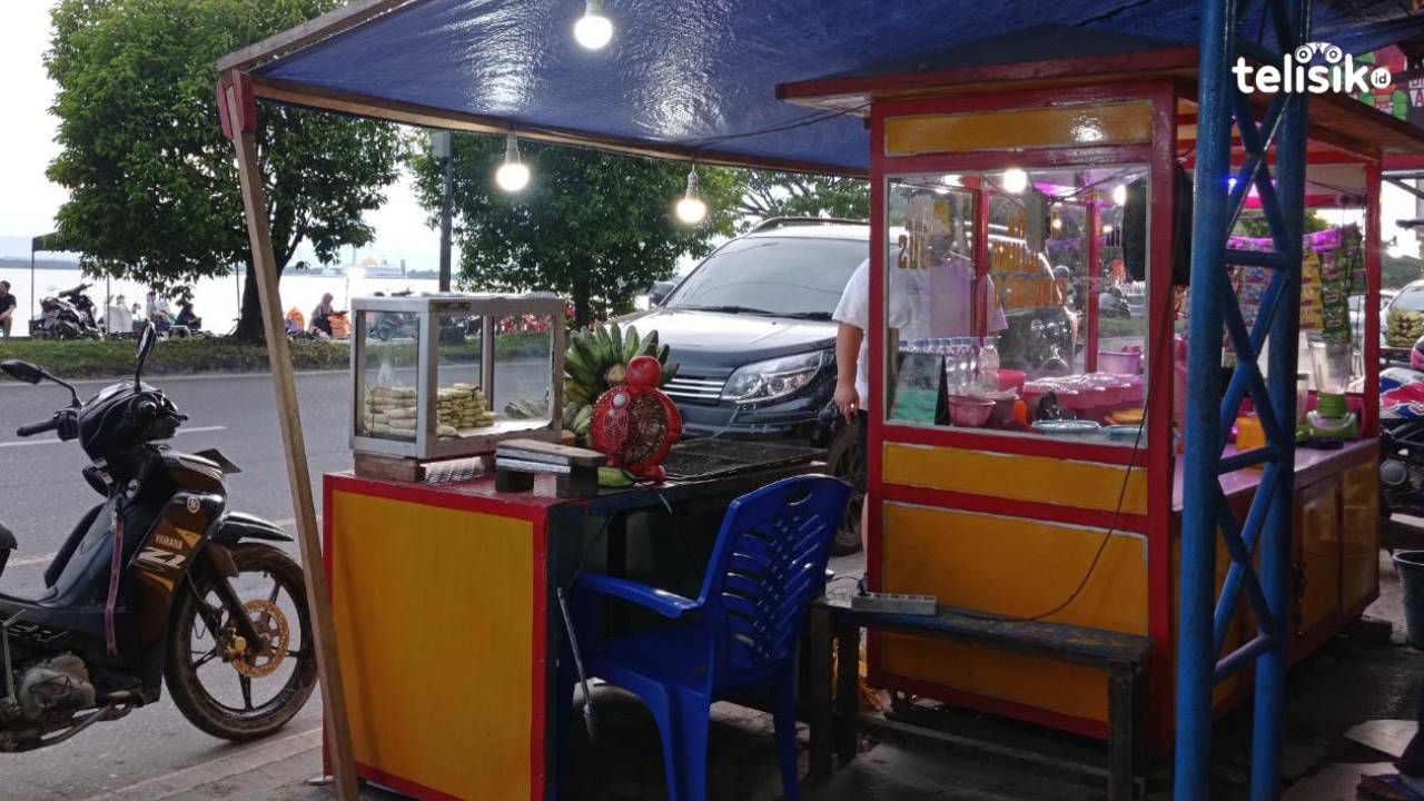 Salah satu lapak pedagang pisang epe di Kendari Beach yang makin ramai pengunjung sejak kawasan ini diramaikan wahana bermain anak dan pedagang pakaian. Foto: Wa Ode Sunaimi Rahman/Telisik