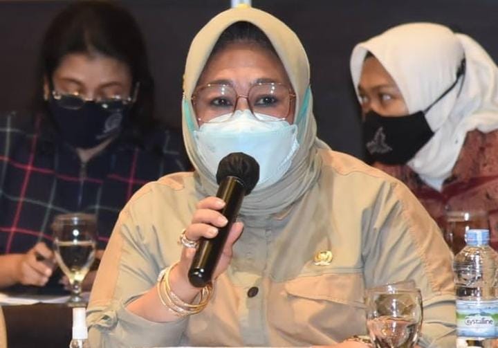 Tina Nur Alam akan memberikan uang pribadinya pada pembangunan WC tambahan di SDN 88 Kendari. Foto: Ist