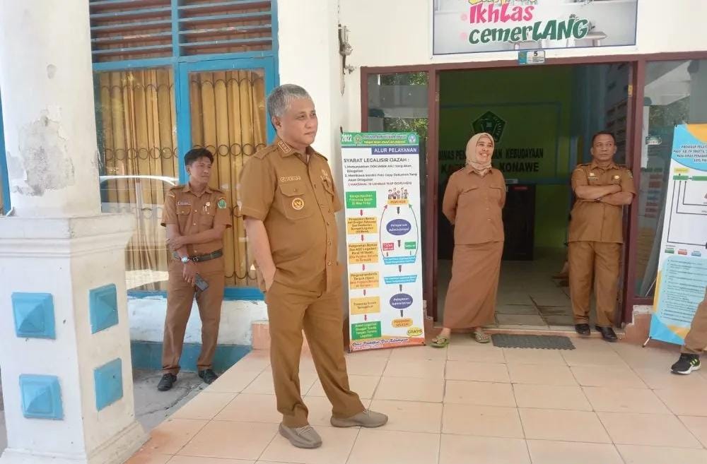 Bupati Konawe saat melakukan peninjauan terhadap pendataan Non ASN di Kantor BKPSDM.  Foto: Ist.