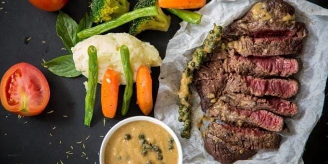 Masakan dengan metode masak sous vide ini sudah matang, namun penyajiannya perlu di-finishing terlebih dahulu seperti, digoreng atau dibakar sebentar agar tekstur luarnya berwarna kecoklatan. Foto: Repro rupa-rupa.com
