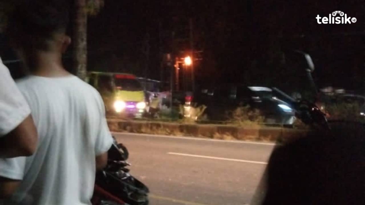 Travo di gardu PLN meledak dan terbakar. Warga berhamburan menyelamatkan diri. Foto:  Thamrin Dalby/Telisik