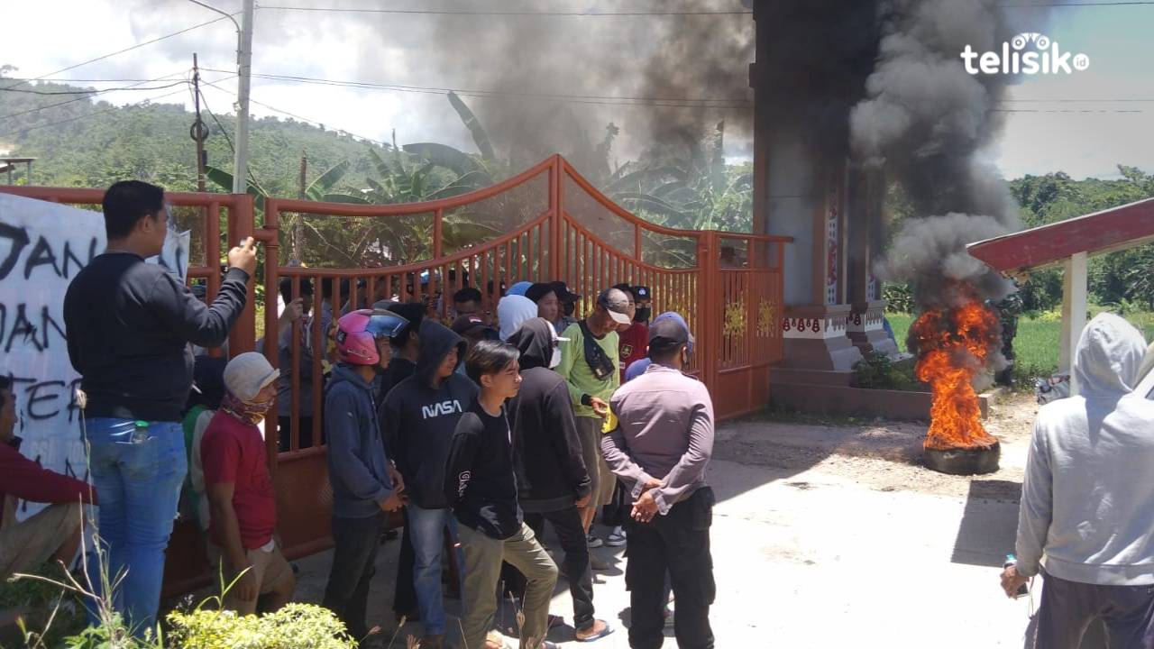 Puluhan masyarakat menutup jalan masuk Bendungan Ladongi menuntut pembayaran pembebasan lahan. Foto: Sigit Purnomo/Telisik