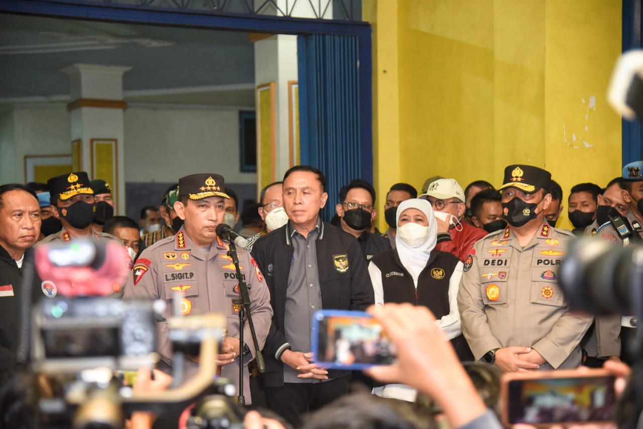 Kapolri dan Menpora serta Ketum PSSI saat memberi keterangan pers soal penanganan rusuh di Malang. Foto: Ist.