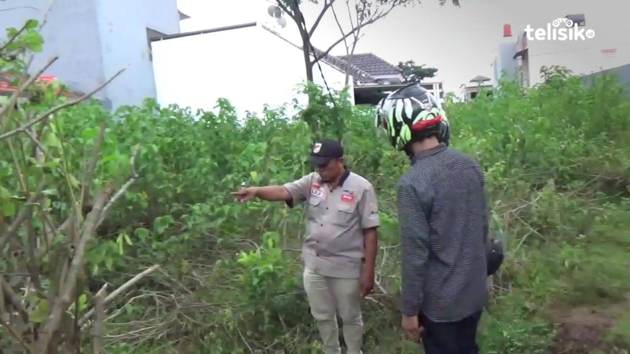 Paman korban (topi hitam) menunjukan lokasi terjadinya pemerkosaan yang dialami keponakannya. Foto: Rezki Mas'ud/Telisik