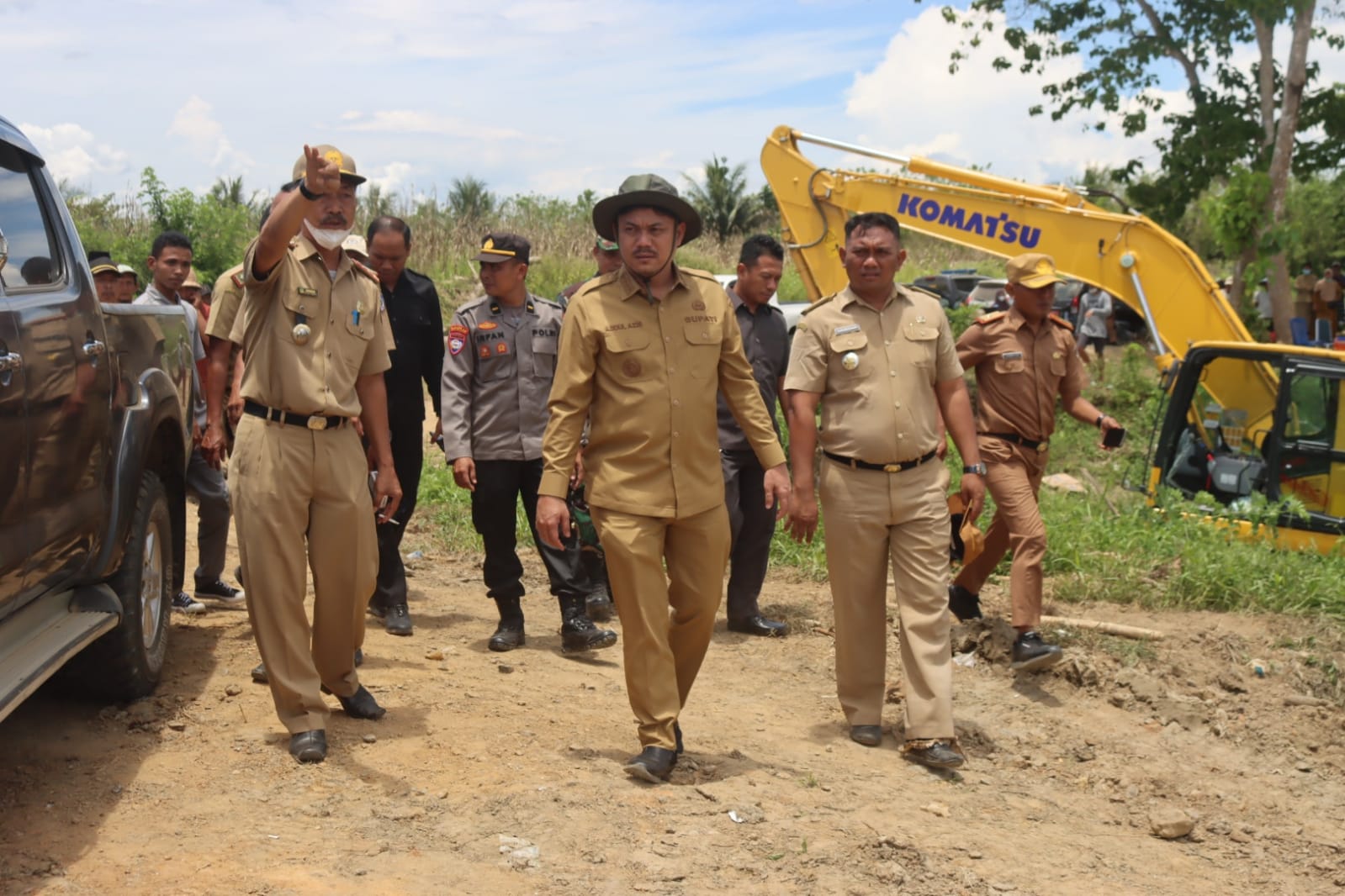 Plt Bupati Kolaka Timur, Abd Azis, melakukan peninjauan perbaikan Bendungan Desa Gunung Jaya, Kecamatan Dangia bersama staf dan OPD. Senin (3/10/2022). foto: Ist