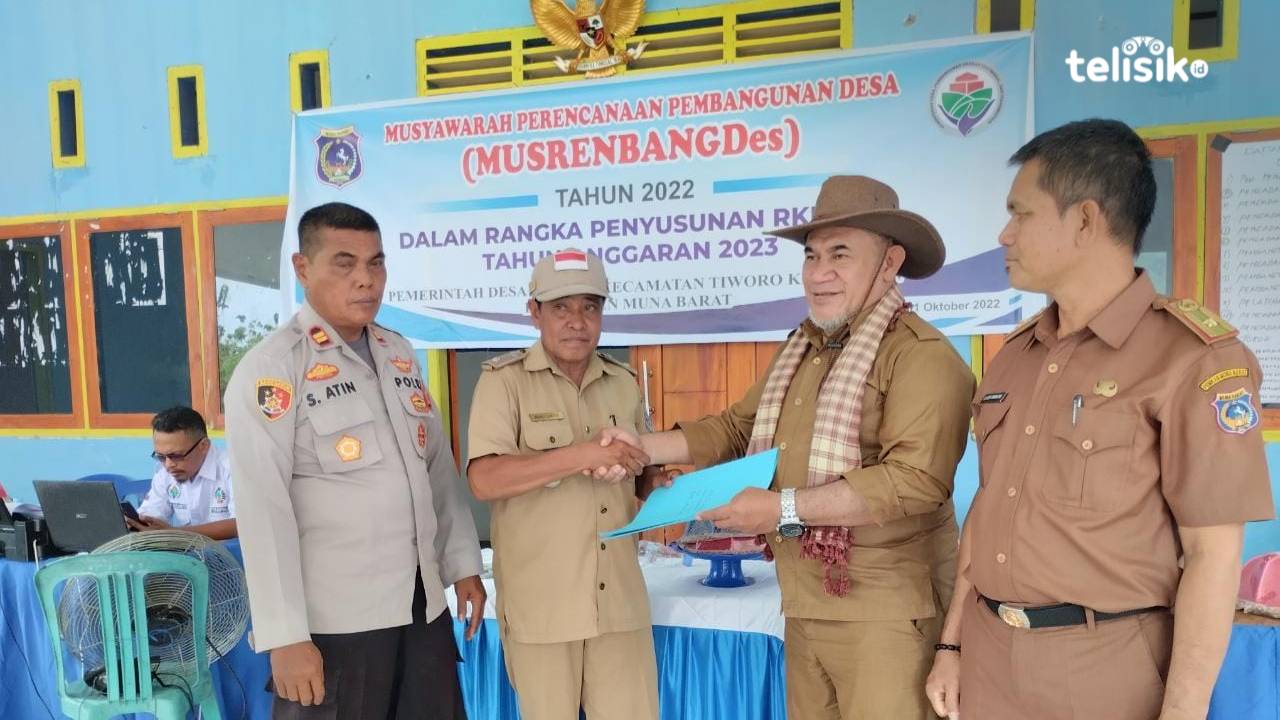 Penyerahan surat hibah lahan oleh Kepala Desa Lasama kepada Dinas Perumahan dan Kawasan Pemukiman Muna Barat, disaksikan Kapolsek  Tikep. Foto: Putri Wulandari/Telisik