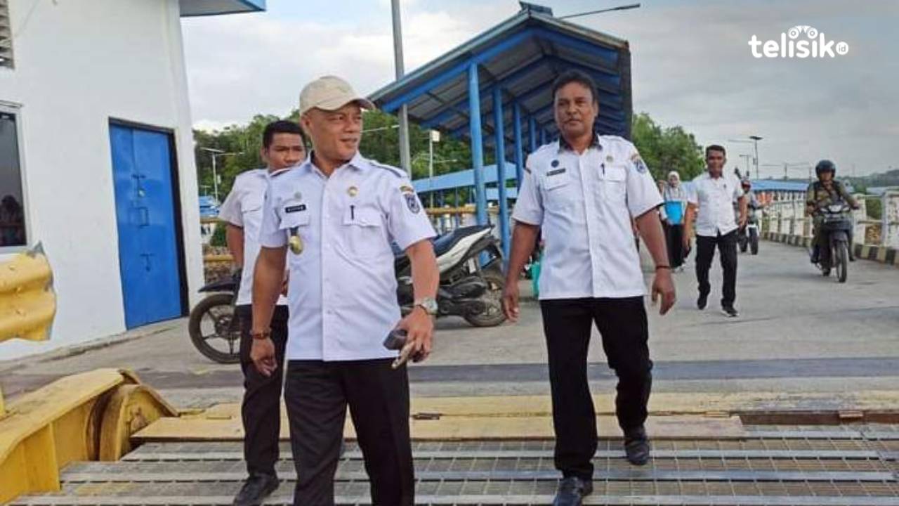 Ketua Desk Pilkades Muna, Rustam, memastikan pelantikan kades terpilih 31 Desember. Foto: Sunaryo/Telisik