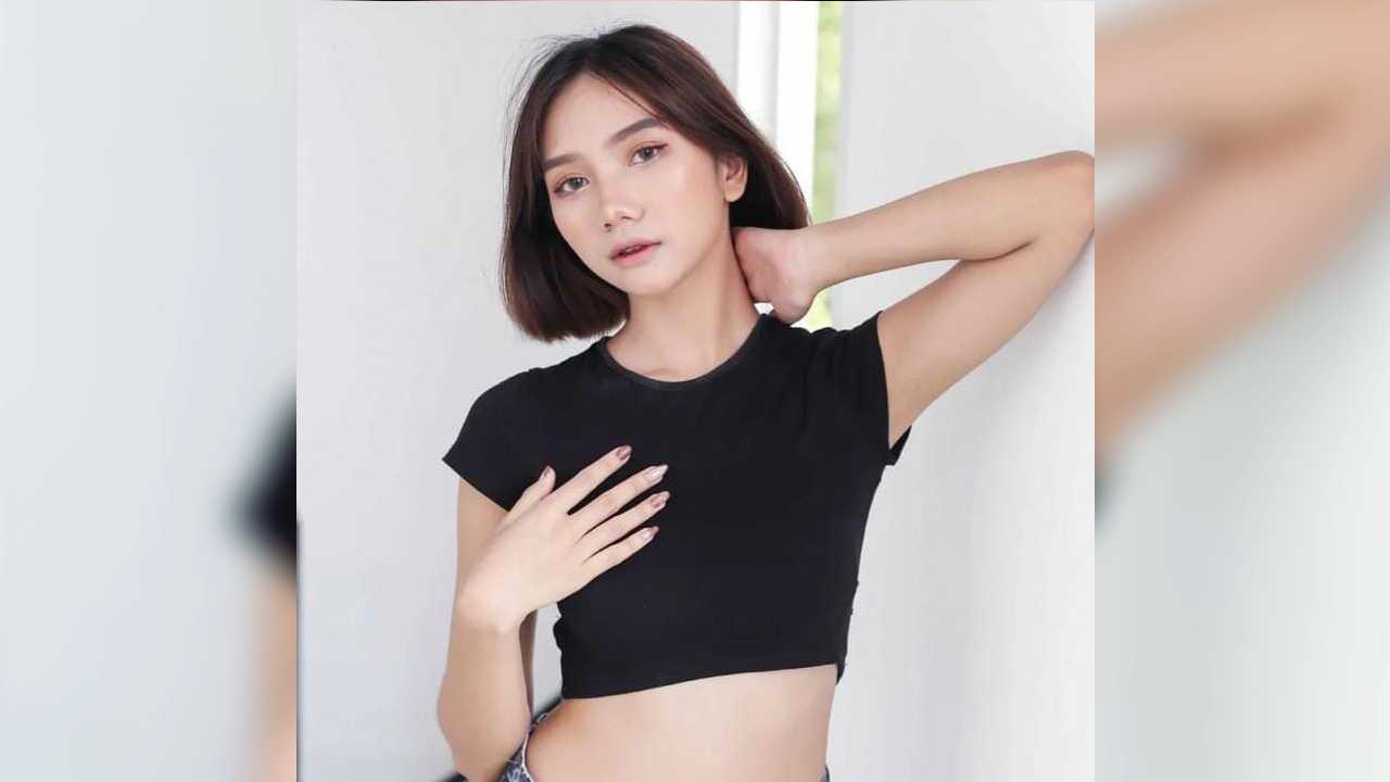 Potret Icha Ceeby dengan mengangkat tangan kiri sembari memegang leher kemudian tangan kanannya memegang dada. Foto: Twitter