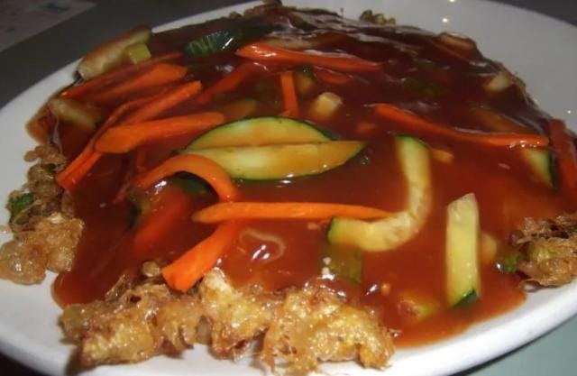 Fuyunghai bisa ditambahkan dengan daging, resep masakan rumahan sederhana dan hemat. Foto: Repro Hipwee.com