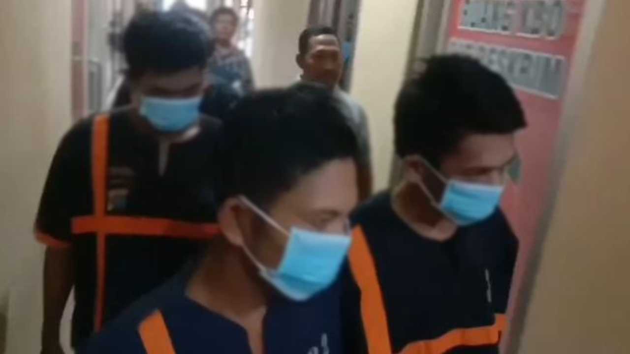Pelaku penganiayaan sampai membuat korbannya tewas, ketika diamankan petugas kepolisian dari Satreskrim Polres Labuhanbatu. Foto: Humas Polres Labuhanbatu