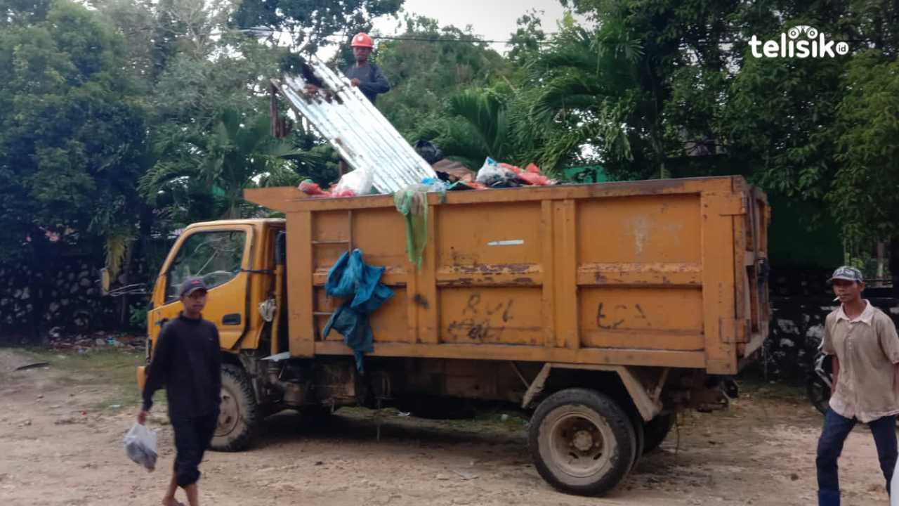 Armada milik DLH setiap harinya mengangkut 56 kubik sampah rumah tangga. Foto : Sunaryo/Telisik