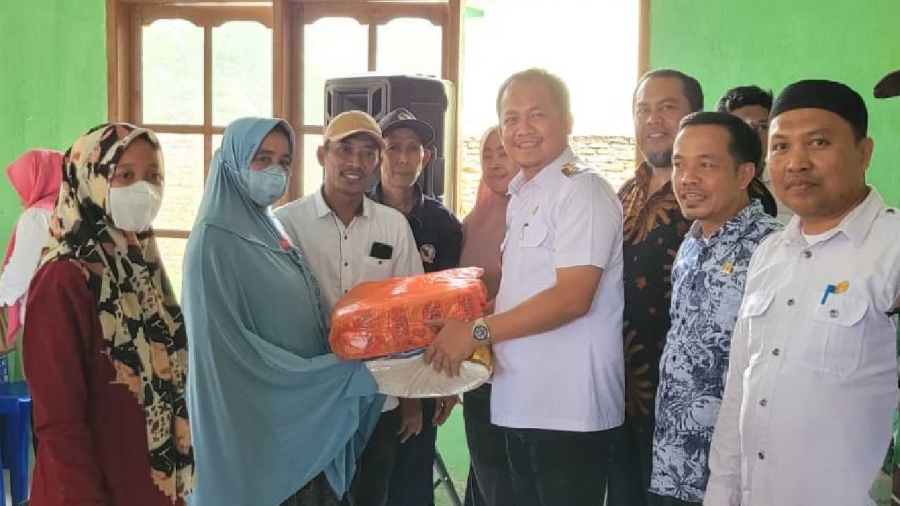 Penjabat Bupati Kolaka Utara, Parinringi, S.E., M.Si. bersama Ketua DPRD Kolaka Utara, Buhari, S.Kel., M.Si. dan Kadis Sosial, H. Saenal Ahmad, S.E. menyalurkan bantuan kebutuhan pokok di Kecamatan Pakue. Foto: Ist.