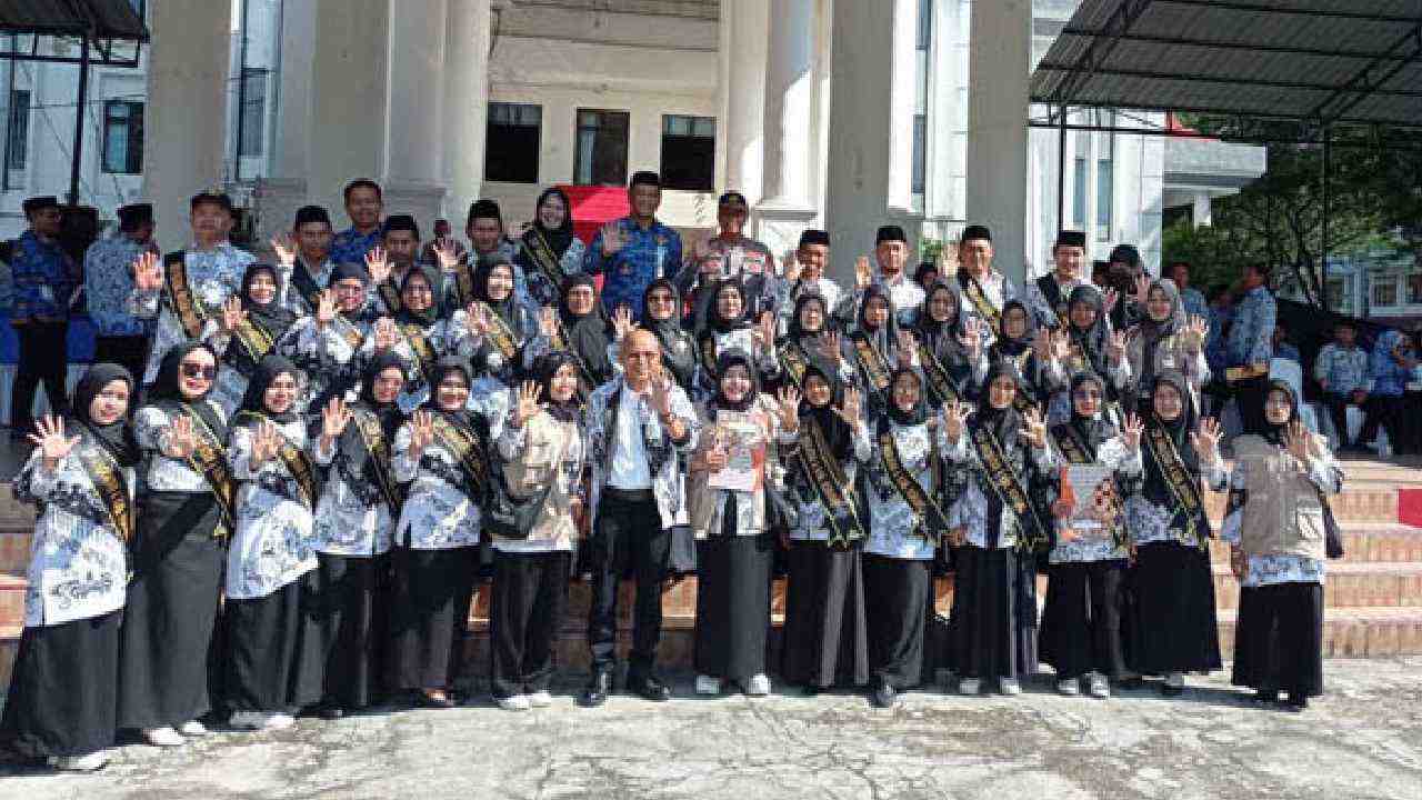 Pemkab Konawe peringati hari Kopri serta hari guru di halaman kantor Bupati Konawe. Foto: Ist.
