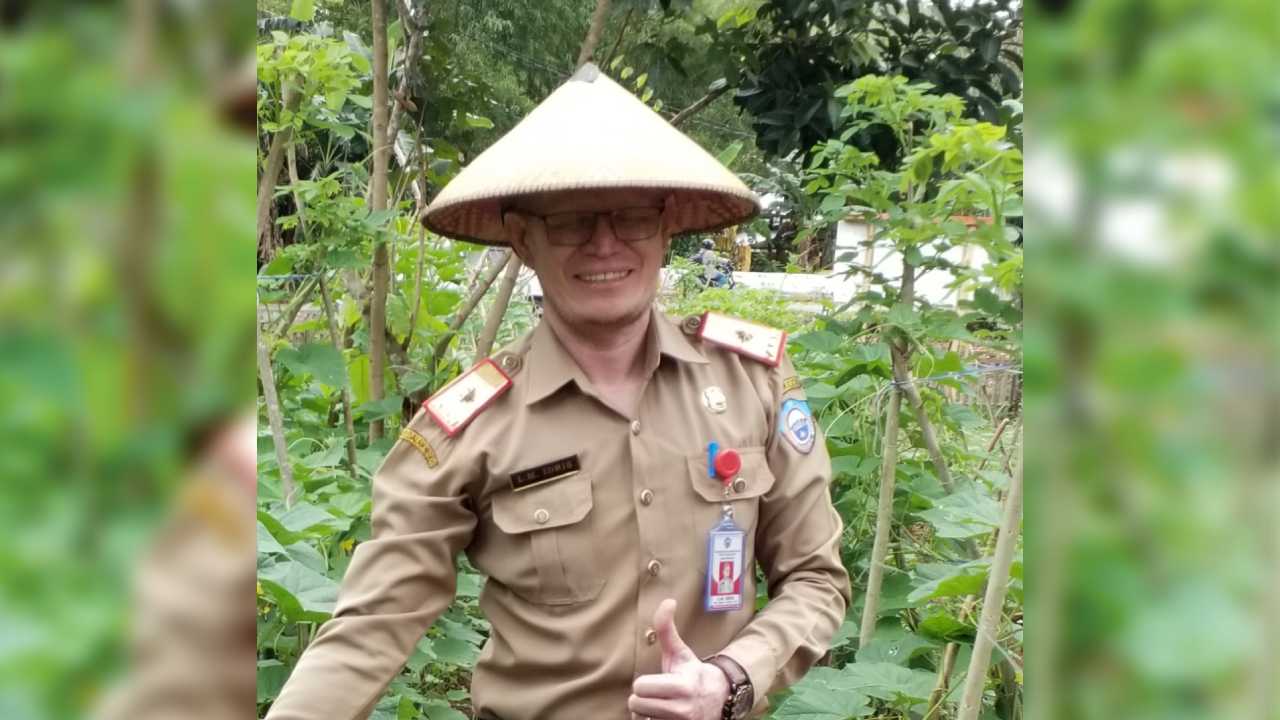 Kepala Dinas Pertanian Buton Selatan, LM Idris, SP. M.Si mengatakan, pemberian bibit adalah bagian dari upaya Pemkab Buton Selatan mengendalikan inflasi di daerah. Foto: Ist.