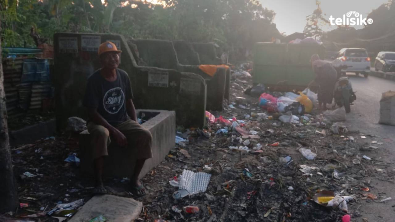 Akibat pandemi COVID-19, Kakek La Puasa terpaksa menyambung hidup dengan memulung. Foto: Kardi/Telisik