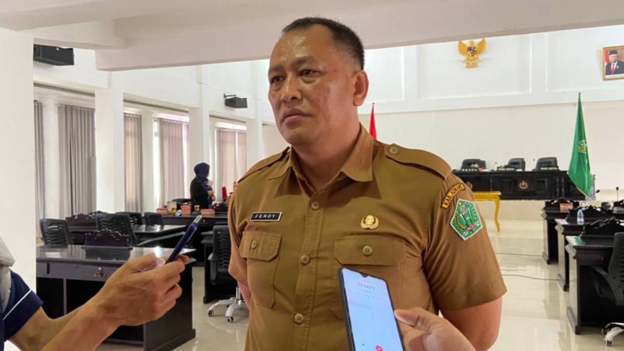 Sekda Konawe, Ferdinand Sapan, saat lakukan penyerahan KUA PPAS tahun 2023 di kantor DPRD Konawe. Foto: Ist.