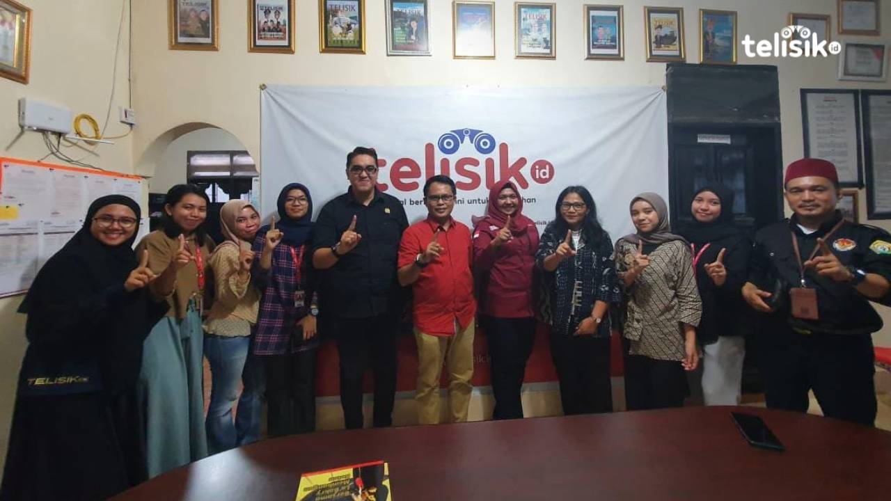 Komisi Informasi Sulawesi Tenggara, saat berkunjung ke kantor Telisik.id. Beberkan pentingnya keterbukaan informasi publik. Foto: Ibu Sina Ali Hakim/Telisik