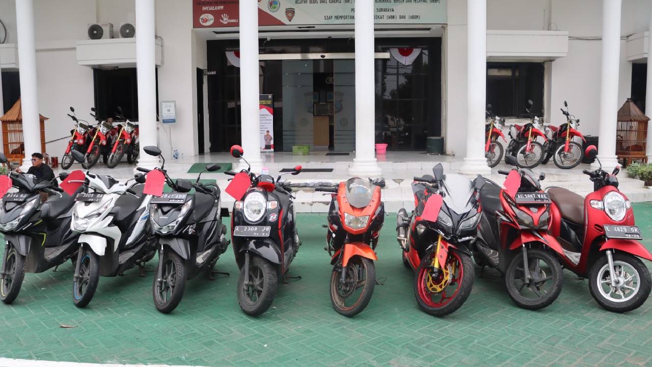 Barang bukti hasil kejahatan komplotan curanmor di Surabaya selama beraksi tiga bulan. Foto: Ist.