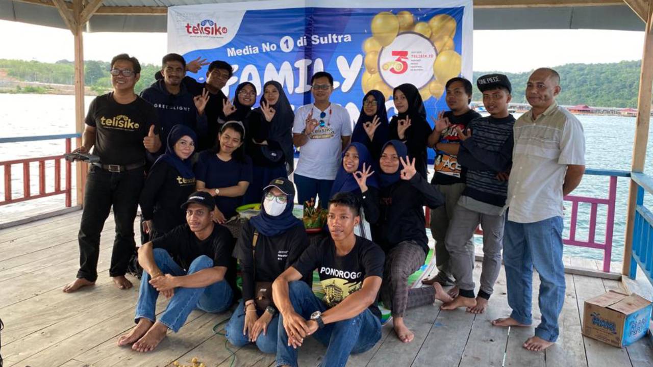 Foto bersama seluruh kru Telisik pada family gathering ulang tahun Telisik.id ke-3, di Tapulaga, Kabupaten Konawe, Sulawesi Tenggara, Jumat (11/11/2022). Foto: Ist.