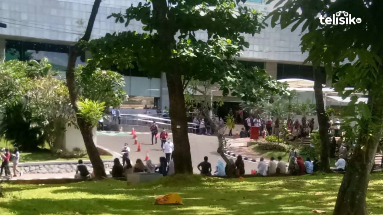 Tampak staf DPR RI berhamburan keluar ruangan Gedung Nusantara 1, pasca gempa menggoyang Cianjur yang juga terasa di Jakarta. Foto: Marwan Azis/Telisik