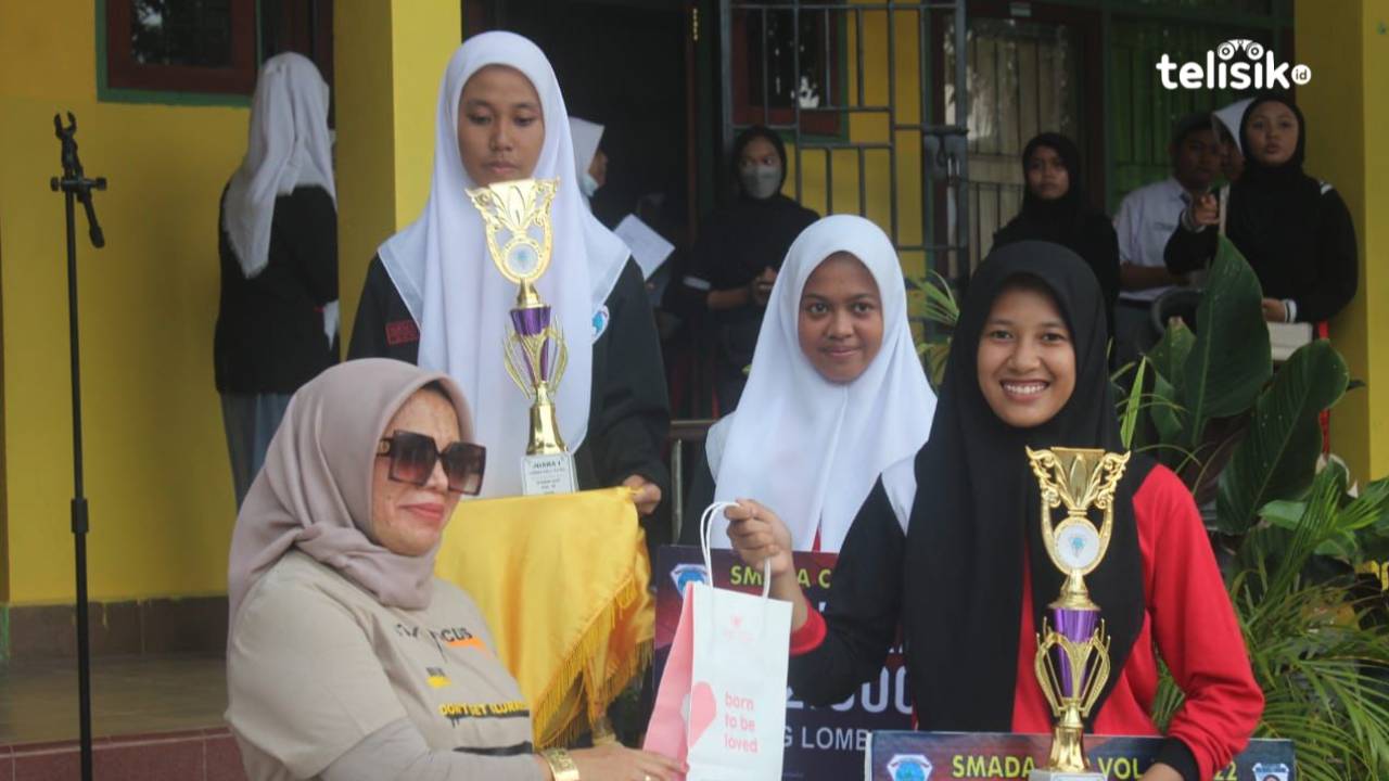 Pemberian produk Emina kepada sang juara di Smada Cup Vol.3. Foto: Wa Ode Sunaimi Rahman/Telisik