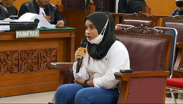 Asisten rumah tangga (ART) Ferdy Sambo dan Putri Candrawathi, Susi, dihadirkan sebagai saksi dalam persidangan Richard Eliezer atau Bharada E. Foto: Repro Bangbara.com