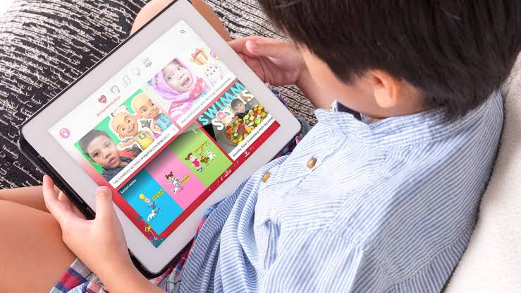 Orang tua penting untuk bisa setting komputer, laptop dan gadget apapun yang digunakan anak agar tontonan mereka di YouTube tersaring dengan baik. Foto: Repro Shutterstock.com