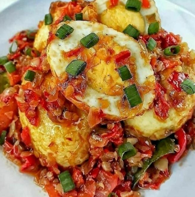 Telur sambal geprek dapat disajikan di akhir bulan. Selain hemat biaya, bahan-bahannya juga mudah didapat. Foto: Repro Merdeka.com