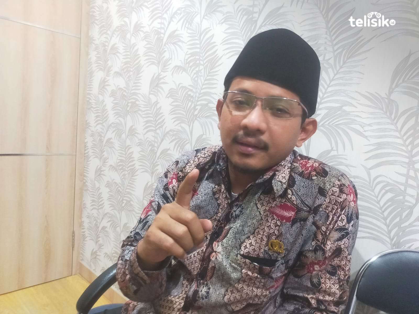 Politisi NasDem Ra Nasih, membeberkan dukungan ulama dan tokoh masyarakat Madura untuk Anies Baswedan. Foto: Yudhie/Telisik