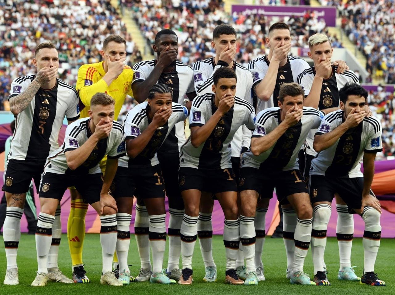 Aksi tutup mulut Timnas Jerman saat melawan Jepang di laga pertama Grup E Piala Dunia 2022 Qatar. Foto: Repro Reuters