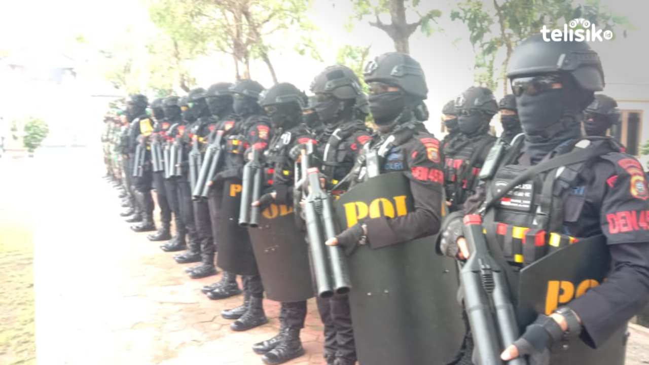 Pasukan Den 45 Brimob Polda Sulawesi Tenggara yang akan mengamankan Pilkades. Foto: Sunaryo/Telisik