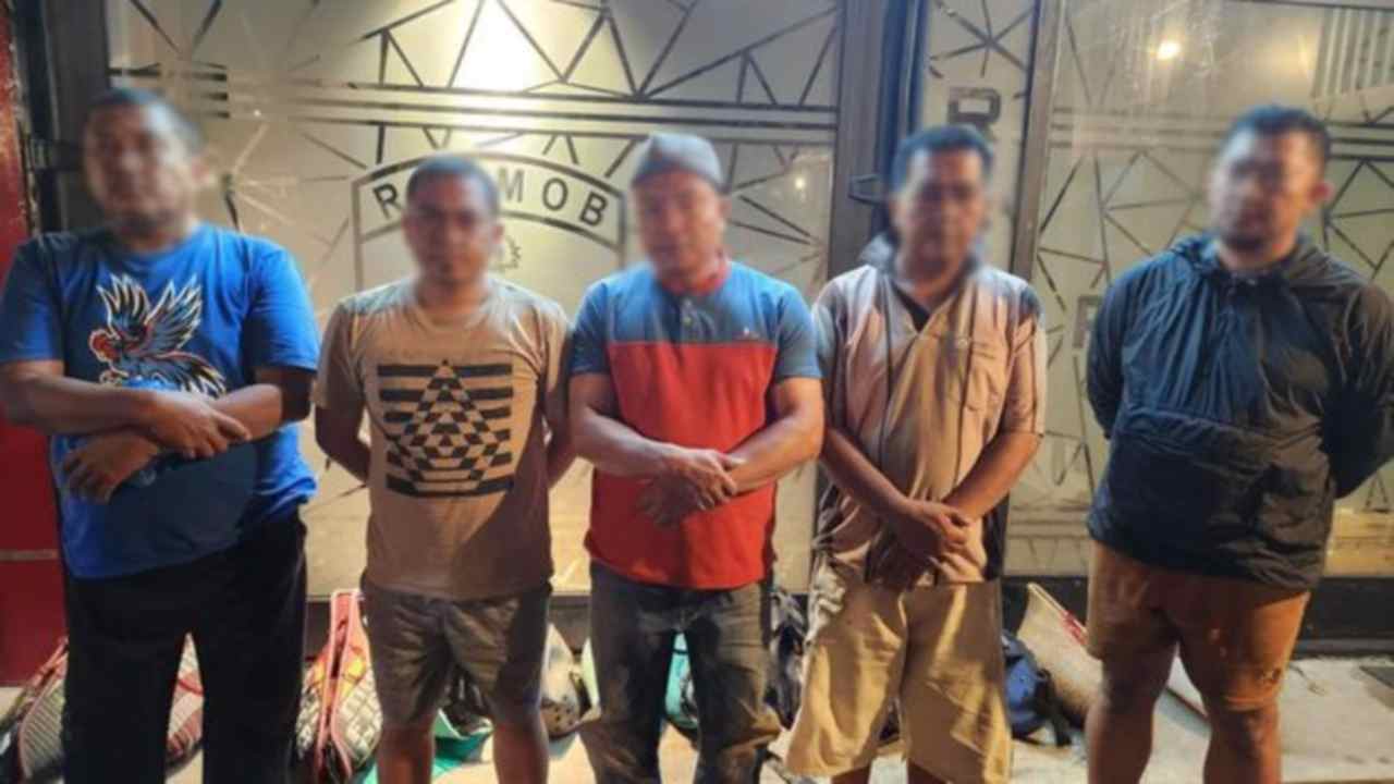 Para pelaku judi sabung ayam yang diamankan Resmob Polda Sulawesi Selatan, satu diantaranya ASN Pemprov. Foto: Dok. Resmob Polda Sulawesi Selatan