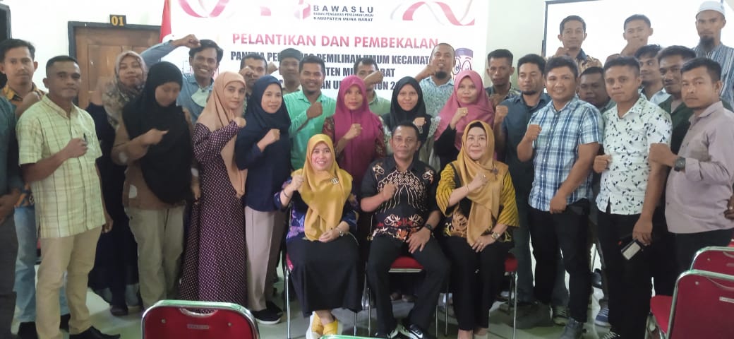 Bawaslu Muna Barat bekali panwascam regulasi tentang kepemiluan. Foto: Ist.