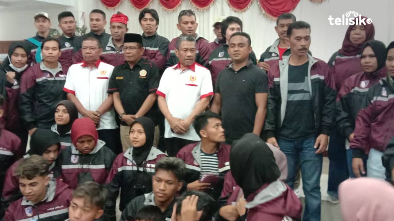 Wabup Muna, Bachrun Labuta bersama Ketua IPSI, Fajaruddin Wunanto melepas para atlet menuju porprov. Foto: Sunaryo/Telisik