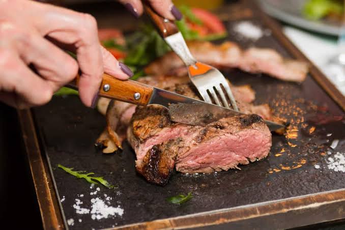 Kanker usus disebabkan berbagai faktor, khususnya pada makanan tertentu seperti olahan daging. Foto: Repro google.com