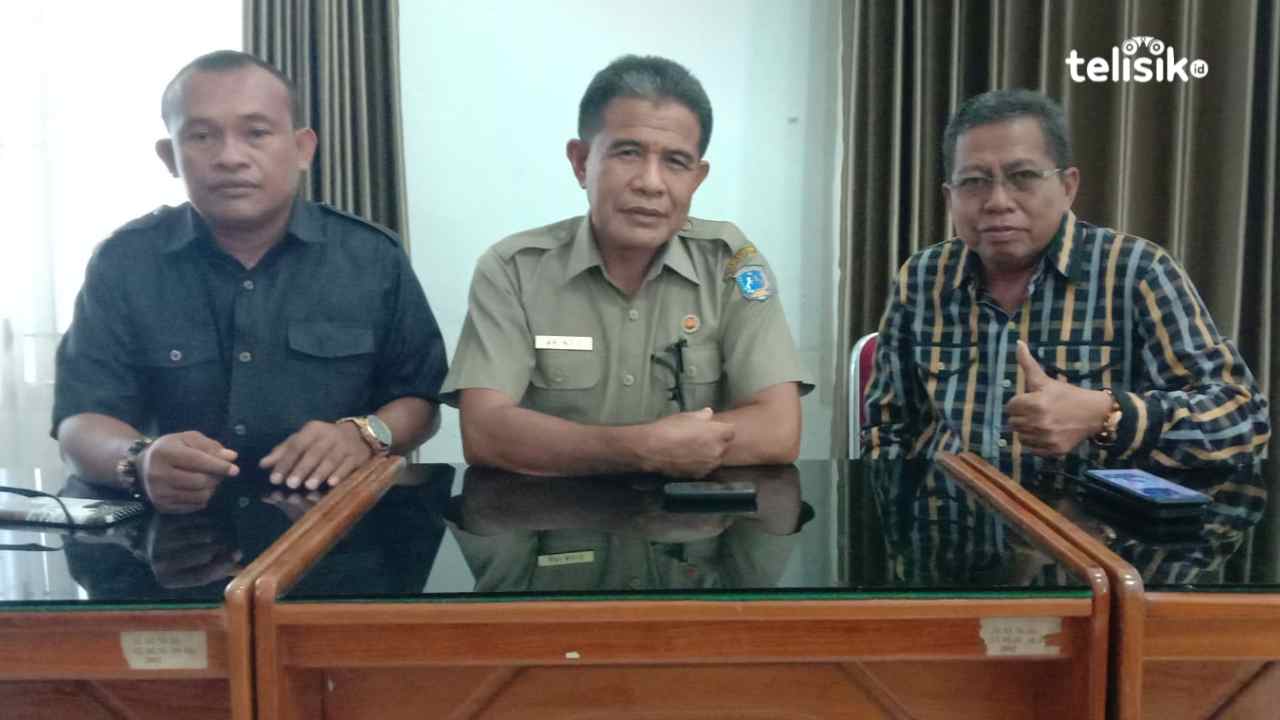 Anggota Banggar DPRD Muna, La Ode Dyrun dan Syukri bersama Plt Kepala BPKAD, Ari Asis. Foto: Sunaryo/Telisik