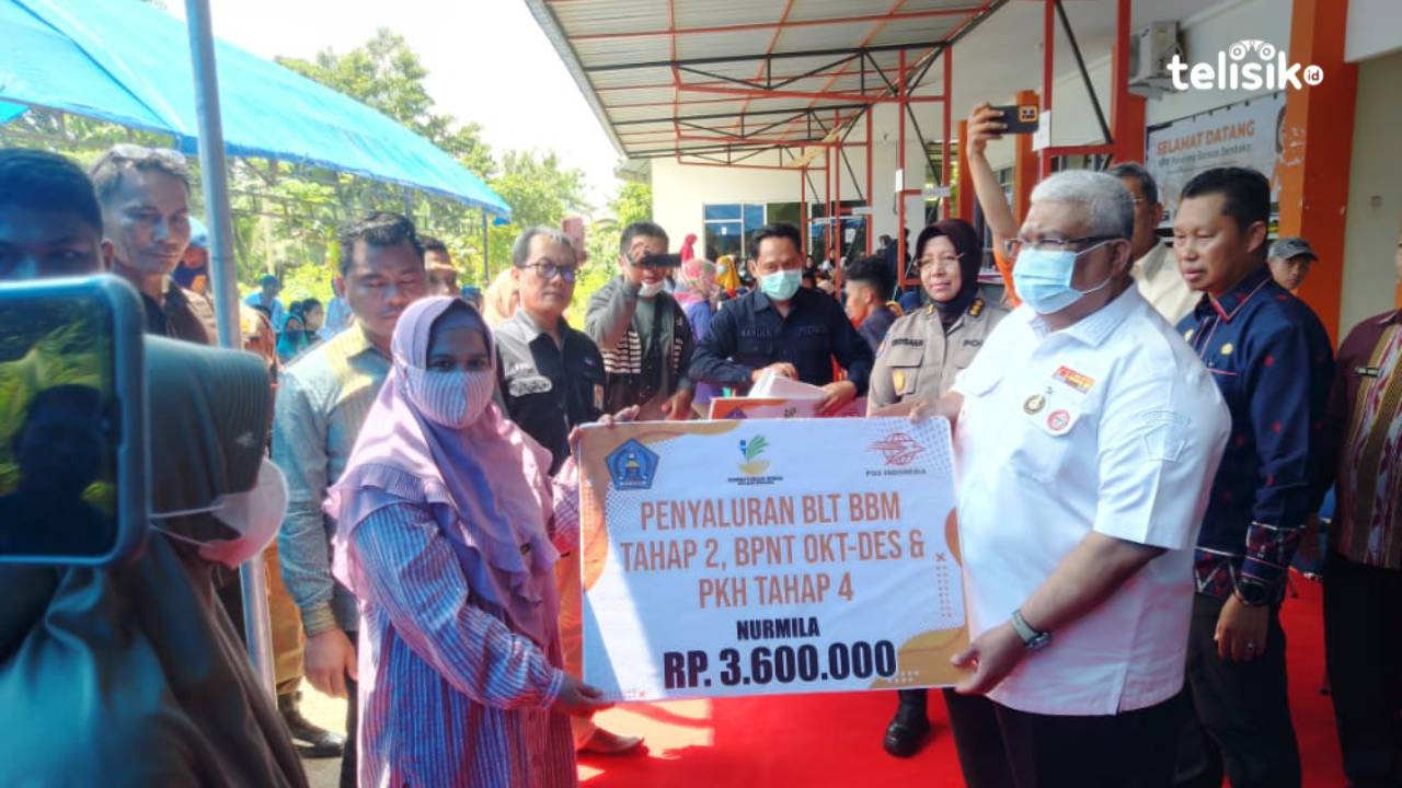 Kegiatan penyerahan bantuan PKH yang dibuka oleh Gubernur Sulawesi Tenggara, Ali Mazi bertempat di Kantor Pos Cabang Utama di Jalan Jend. Ahmad Yani, Kecamatan Wuawua, Kota Kendari. Foto: Nur Khumairah/Telisik