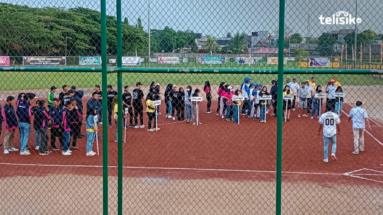 Pembukaan pertandingan cabor Softball pada Porprov XIV Sulawesi Tenggara yang digelar di lapangan Softball Kendari. Foto: Wa Ode Ria Ika Hasana/Telisik
