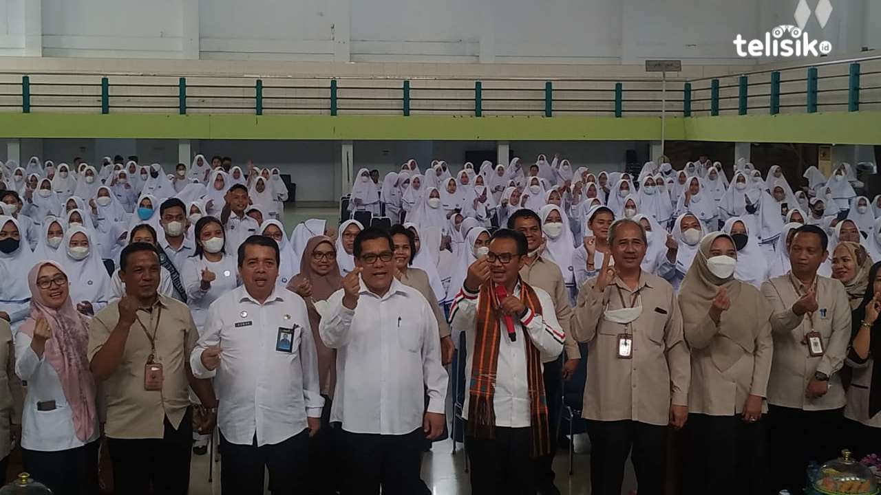 Ketua BKKBN pusat, Hasto Wardoyo dan Ketua BKKBN Provinsi Sulawesi Tenggara Drs Asmar, beserta jajaran pimpinan, dosen dan mahasiswa Politeknik Kesehatan Kendari saat sosialisasi pencegahan stunting. Foto: Adinda Septia Putri/ Telisik