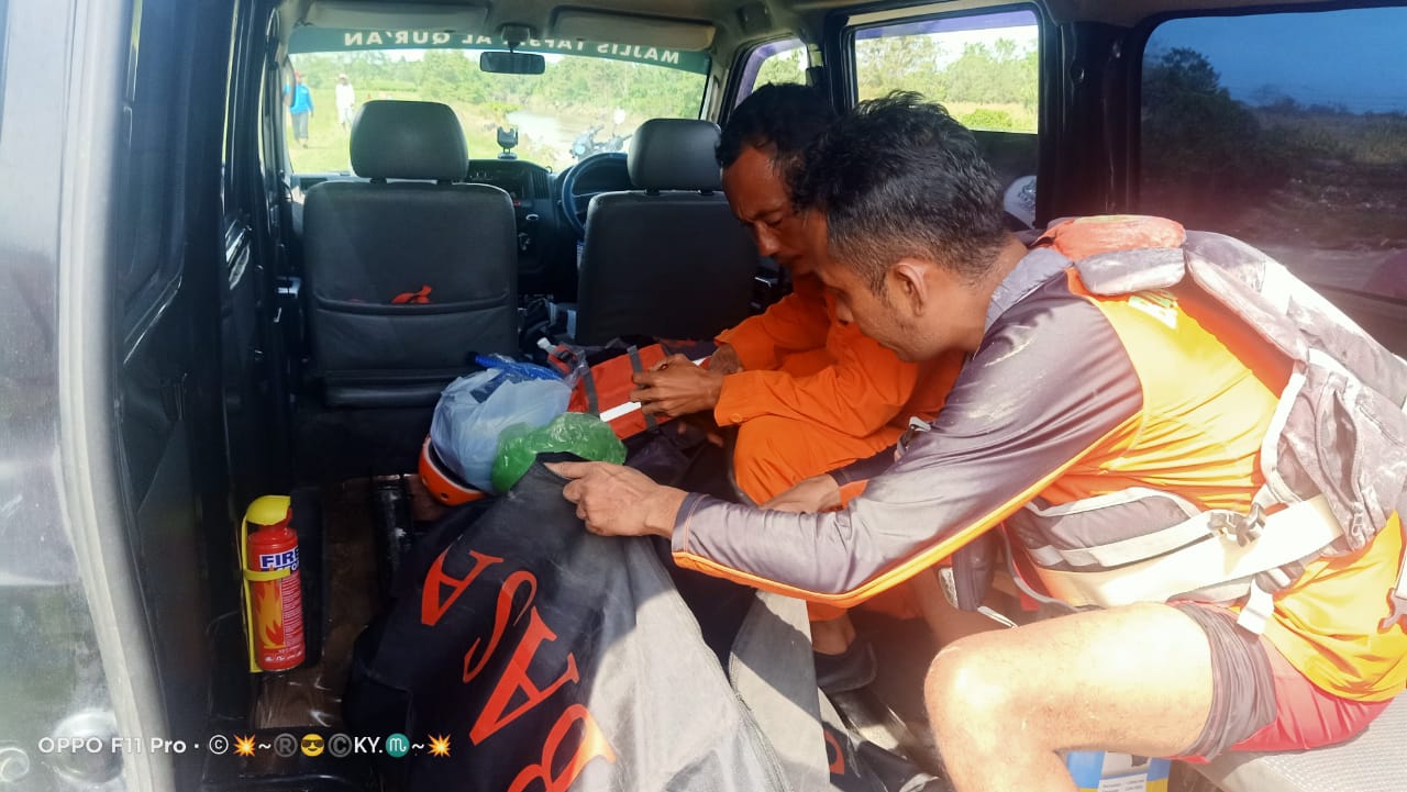 Tim SAR gabungan melakukan evakuasi terhadap bocah yang tewas karena hanyut di Sungai Denai, Kota Medan. Foto: Humas SAR Medan