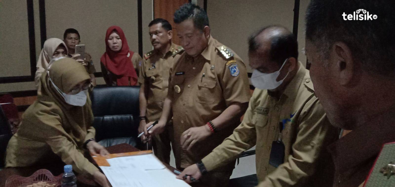Bupati Muna, LM Rusman Emba bersama Kepala BPOM Kendari, Yoseph Nahak Klau meneken MoU. Foto : Sunaryo/Telisik
